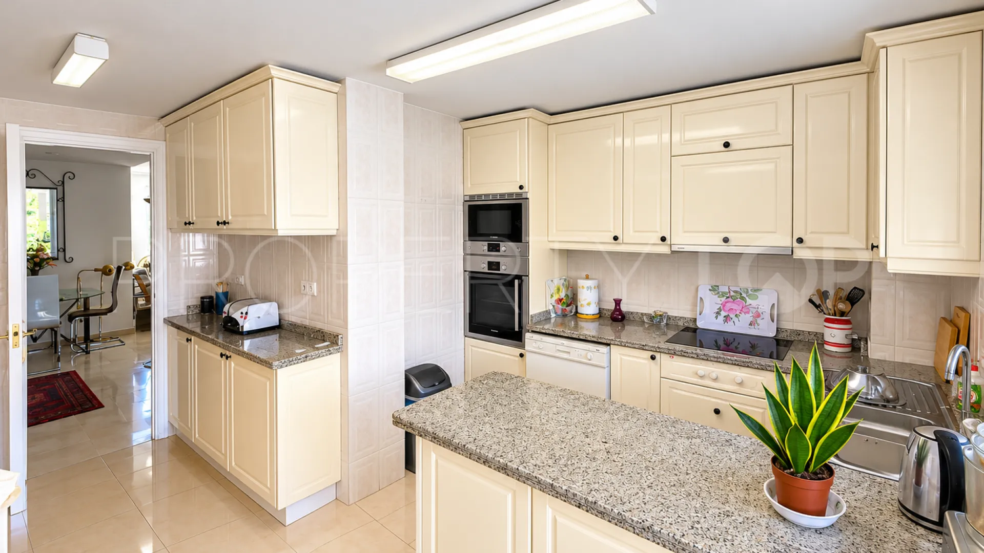 Comprar atico duplex de 4 dormitorios en Marbella Centro