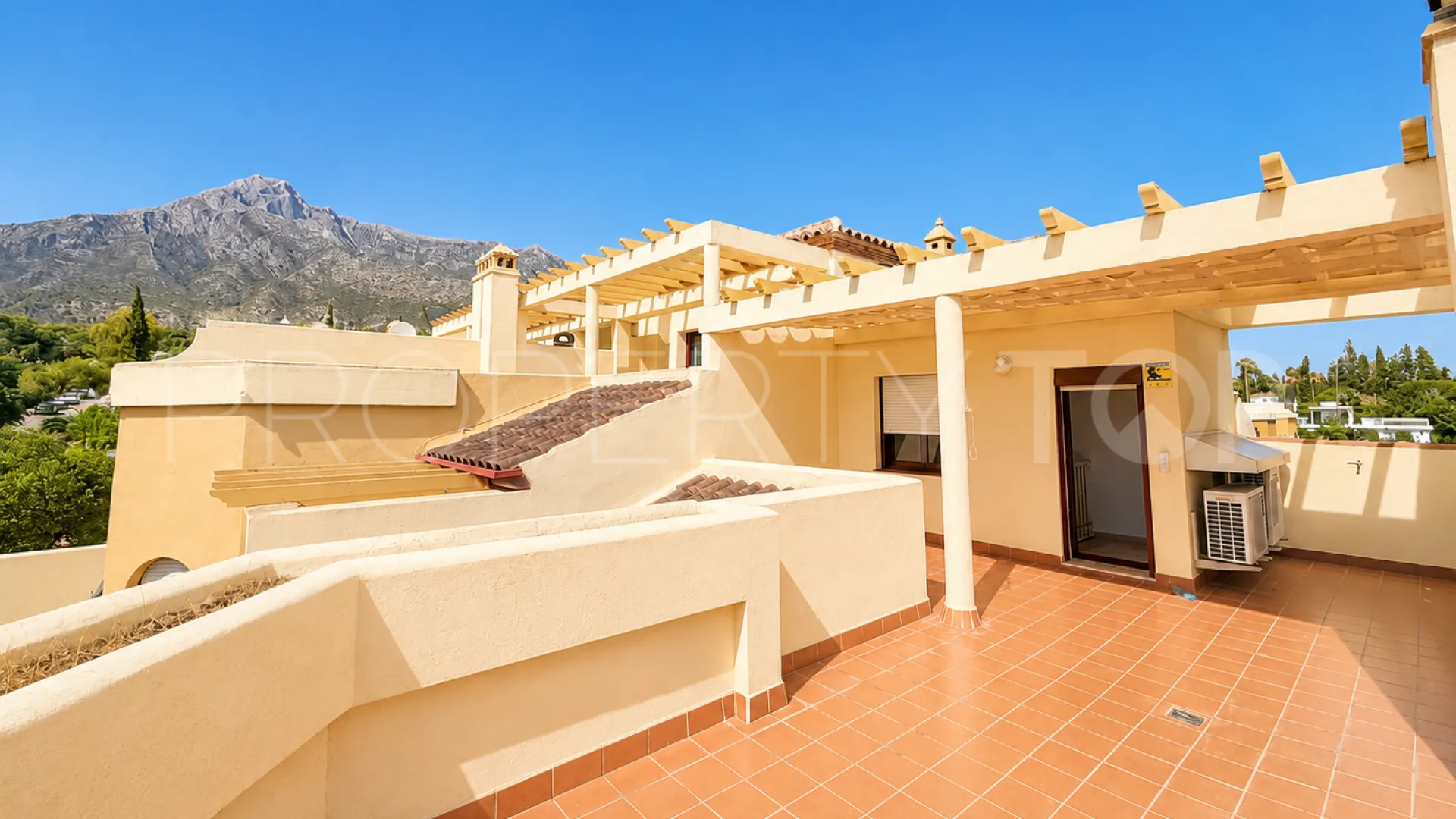 Corona de Nagüeles town house for sale