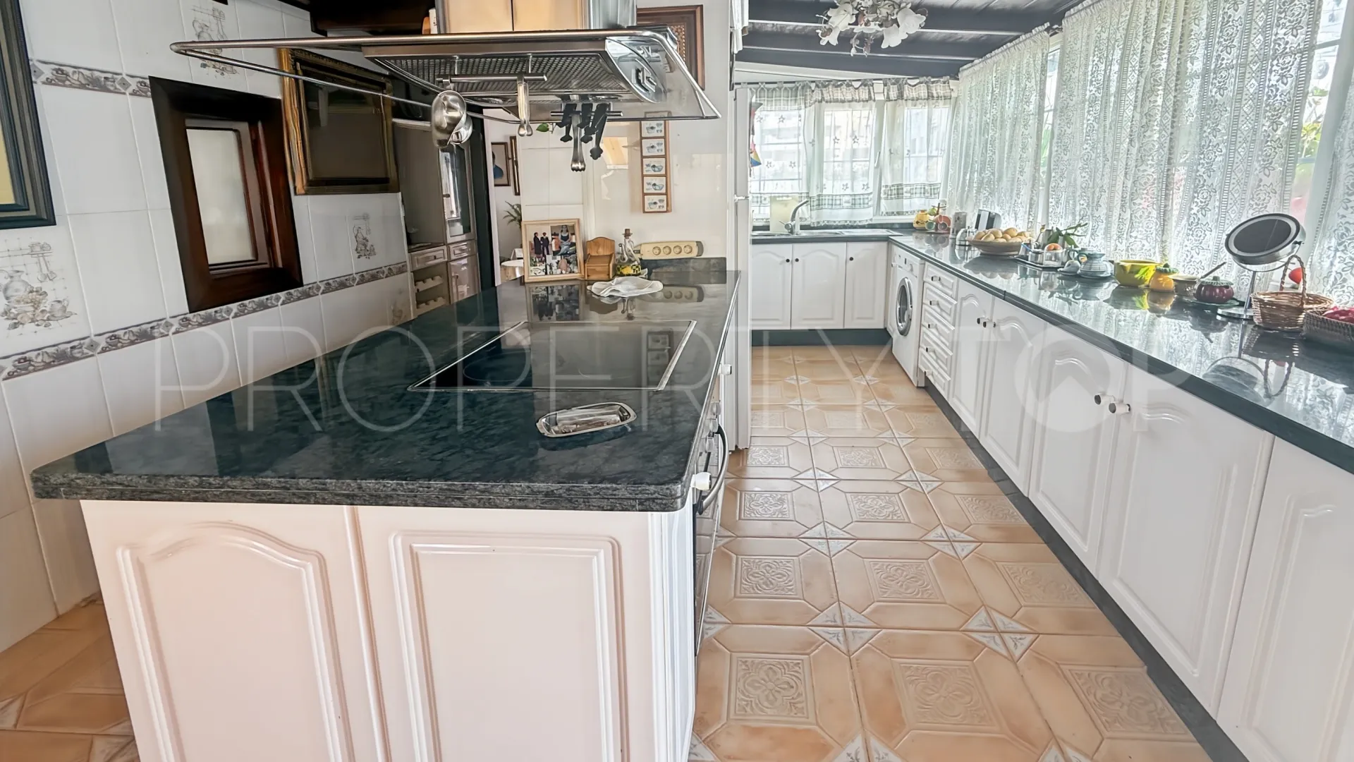 2 bedrooms Estepona flat for sale