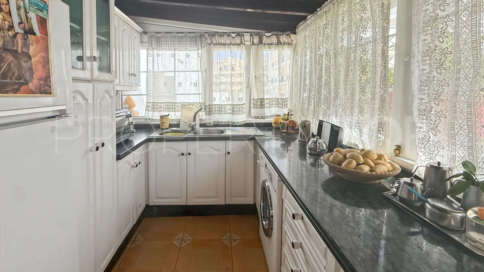 2 bedrooms Estepona flat for sale