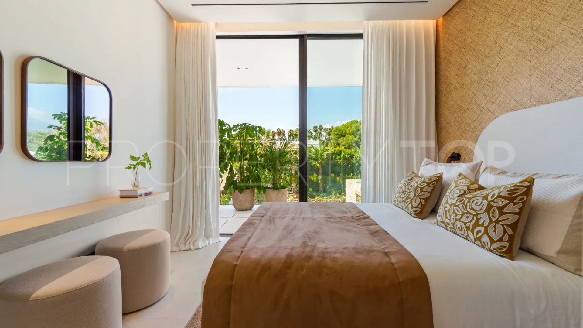 For sale 5 bedrooms villa in Marbella Golden Mile