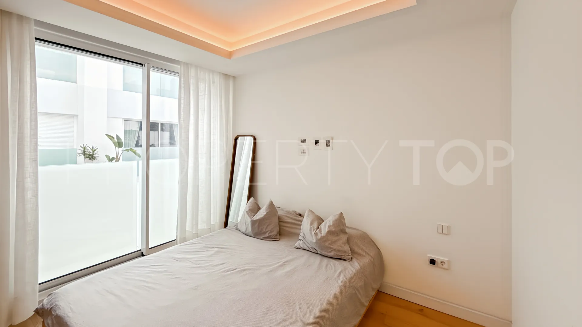 Apartment for sale in Estepona Puerto