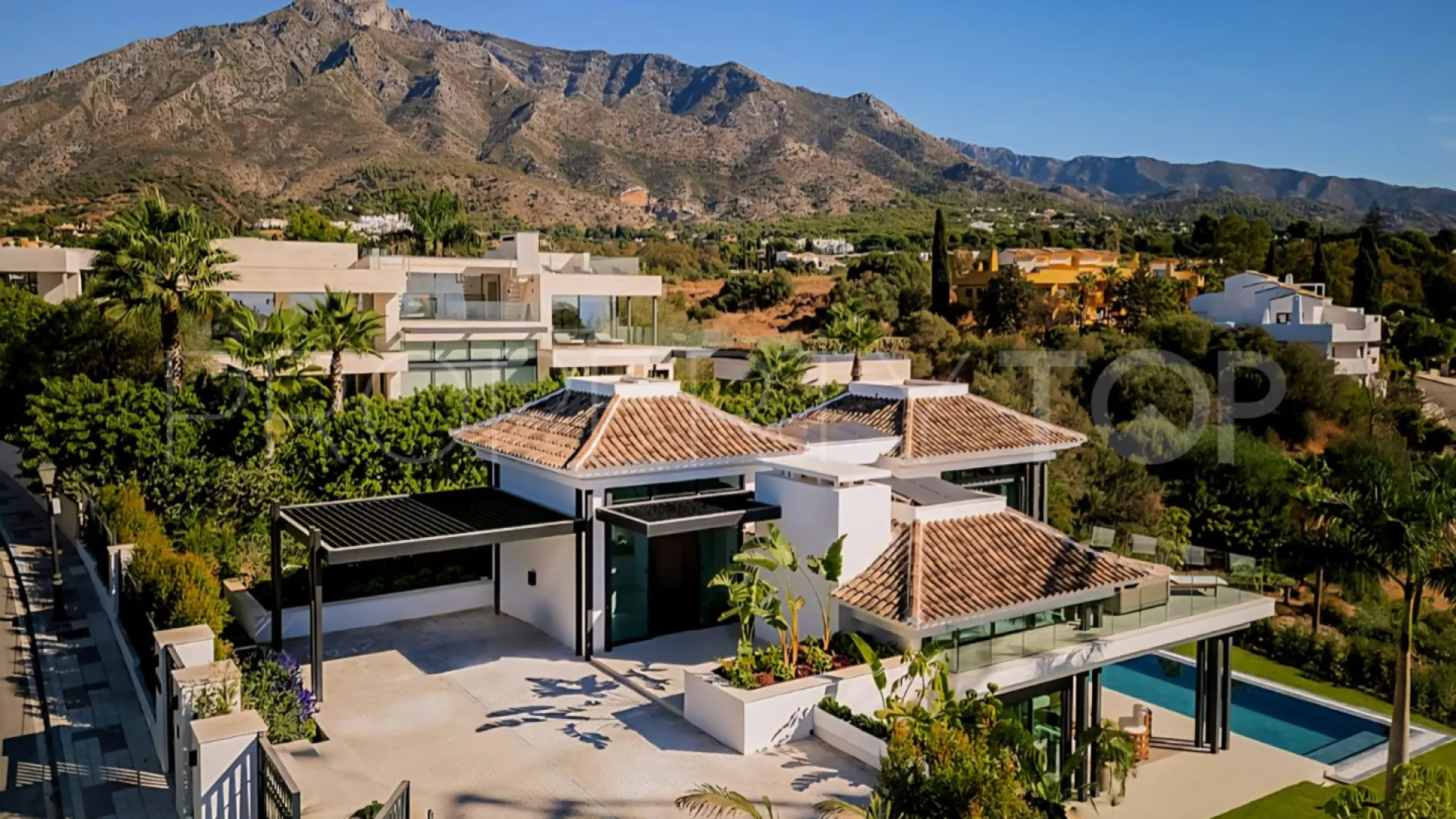 Villa for sale in Marbella Golden Mile with 4 bedrooms