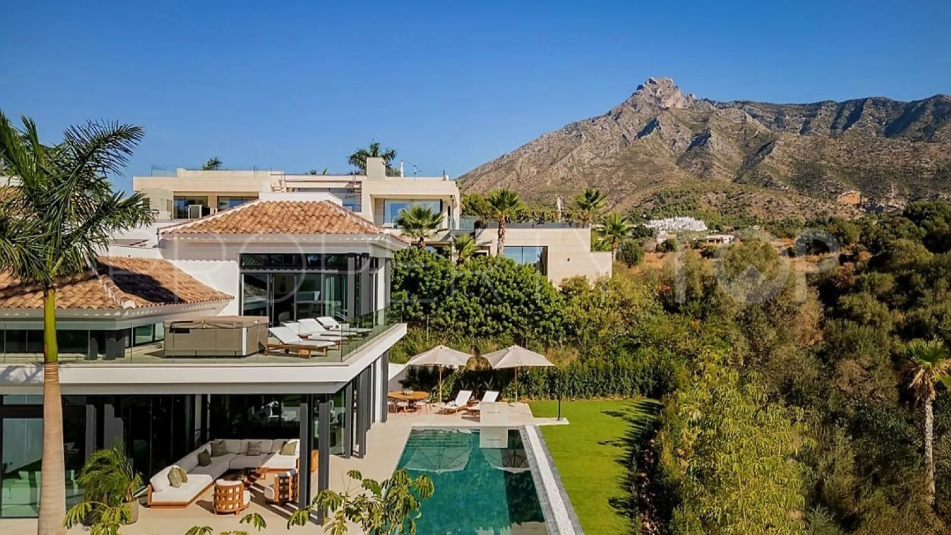 Villa for sale in Marbella Golden Mile with 4 bedrooms