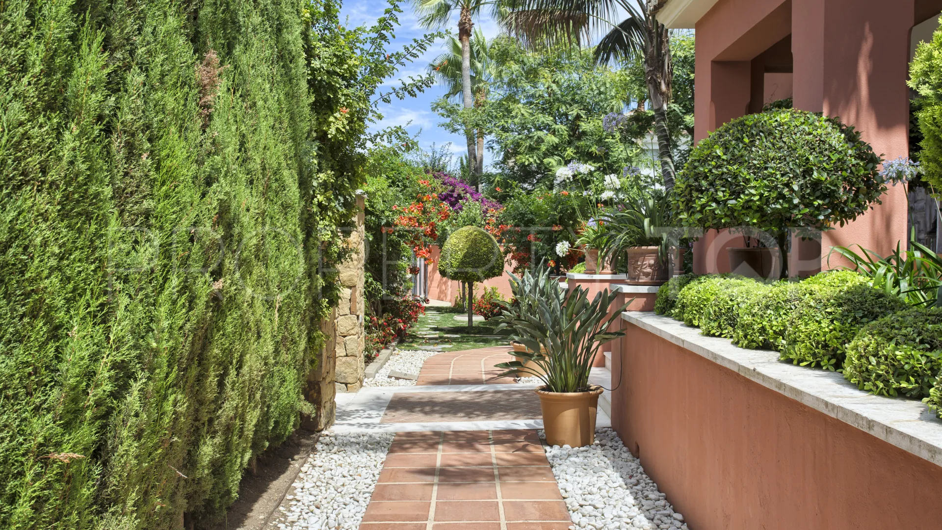 Altos de Puente Romano 5 bedrooms villa for sale