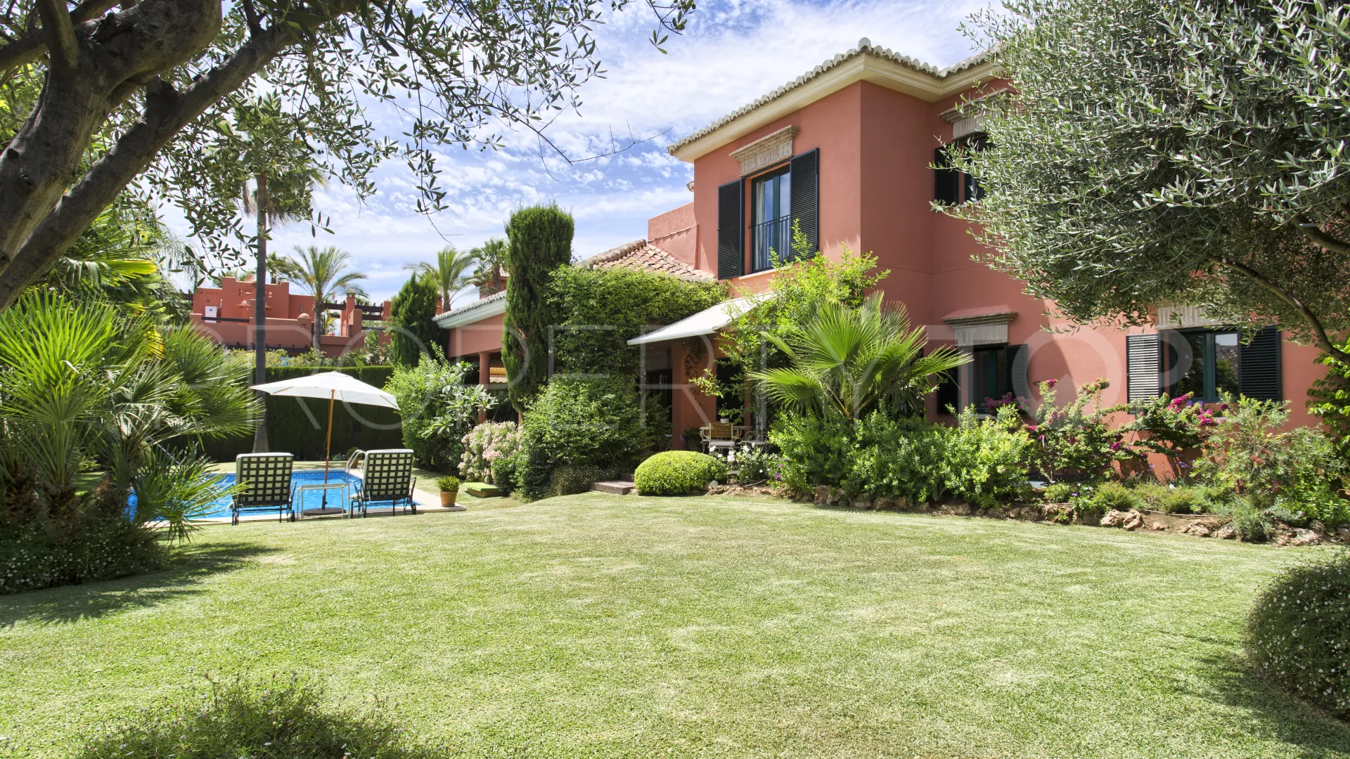 Altos de Puente Romano 5 bedrooms villa for sale