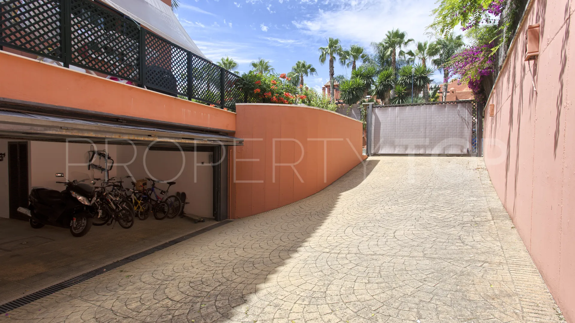 Altos de Puente Romano 5 bedrooms villa for sale