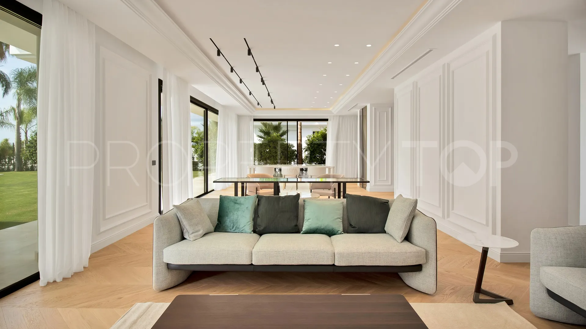 Se vende villa con 6 dormitorios en Las Lomas del Marbella Club