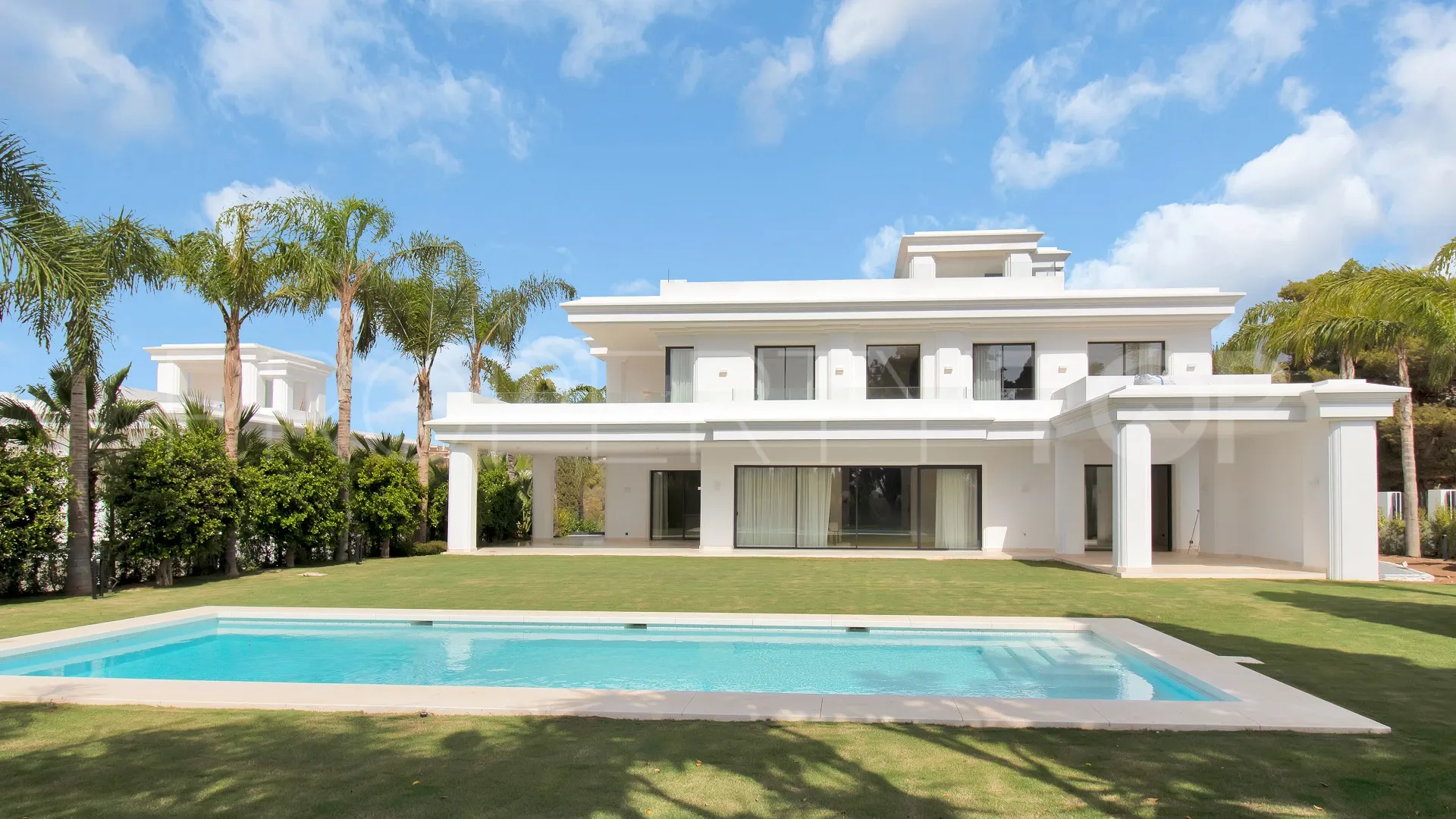 Se vende villa con 6 dormitorios en Las Lomas del Marbella Club