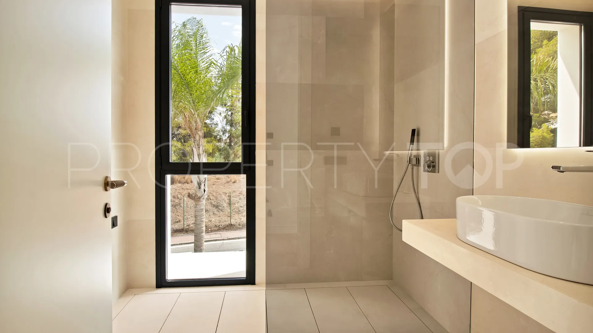 Se vende villa con 6 dormitorios en Las Lomas del Marbella Club