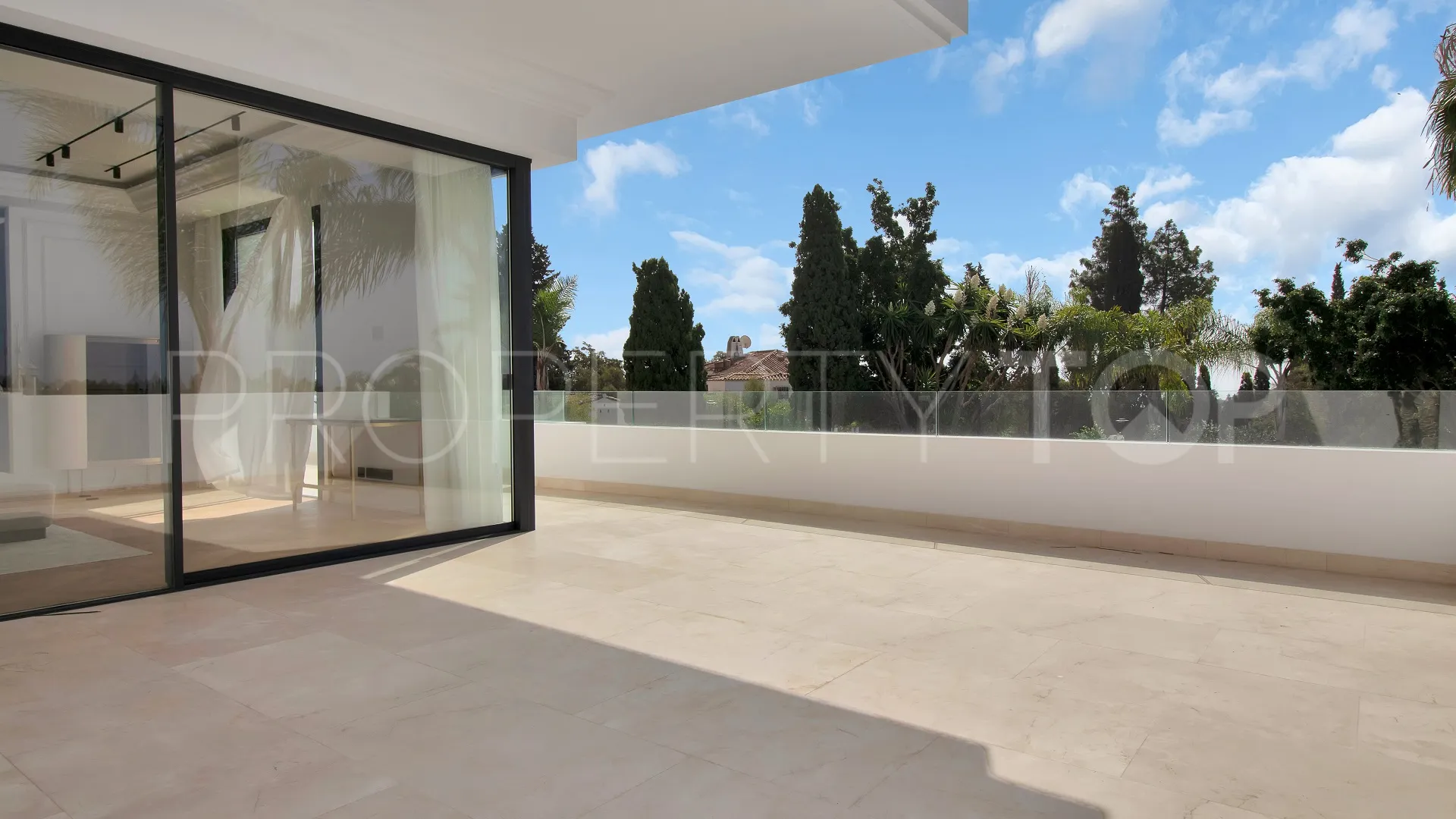 Se vende villa con 6 dormitorios en Las Lomas del Marbella Club