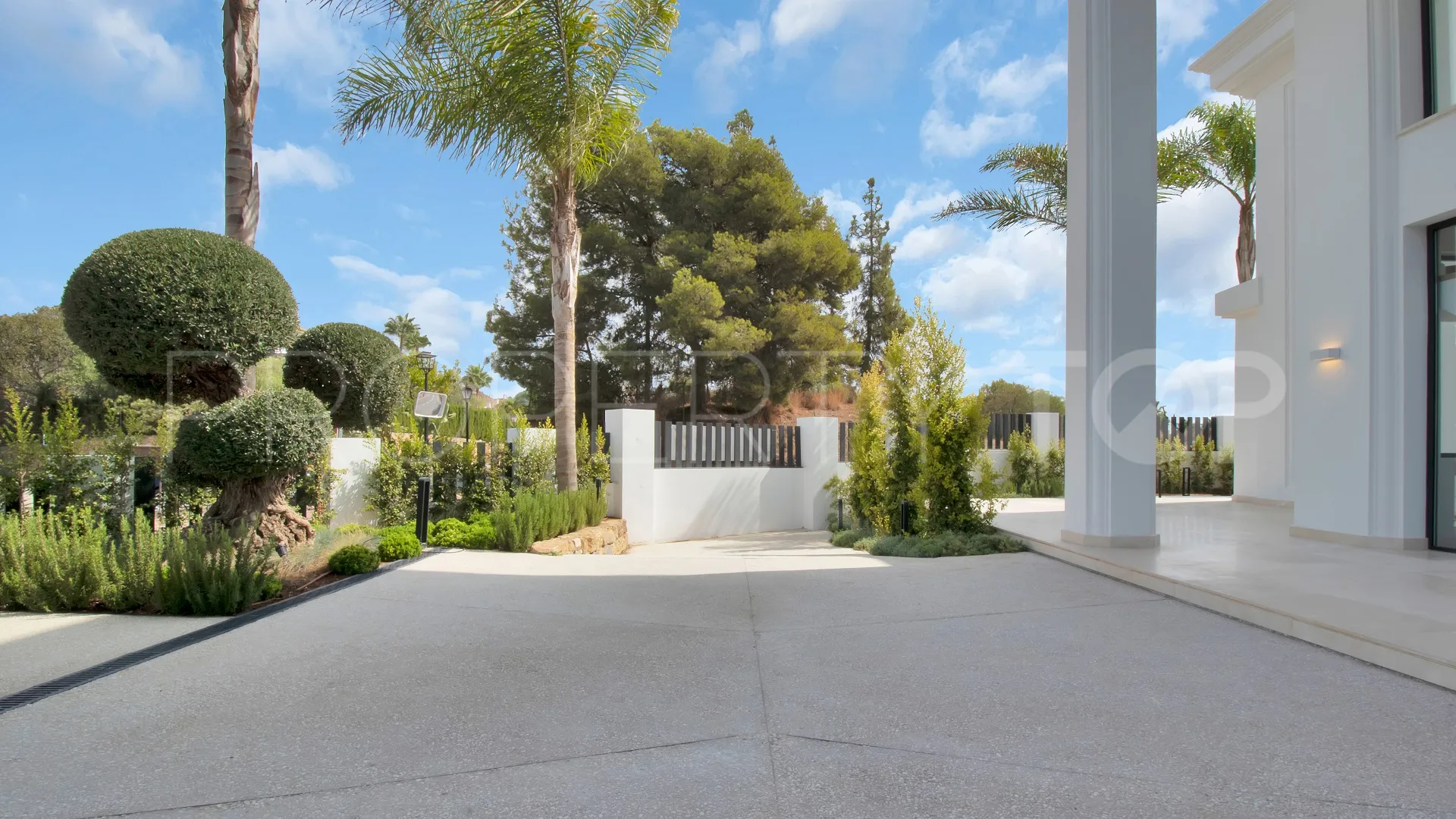 Se vende villa con 6 dormitorios en Las Lomas del Marbella Club