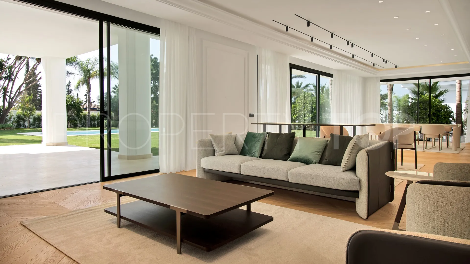 Se vende villa con 6 dormitorios en Las Lomas del Marbella Club
