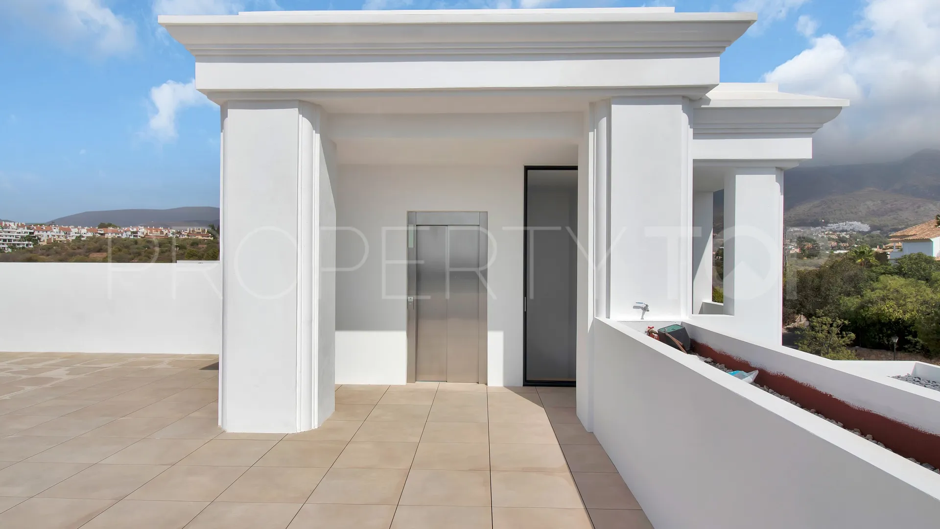 Se vende villa con 6 dormitorios en Las Lomas del Marbella Club