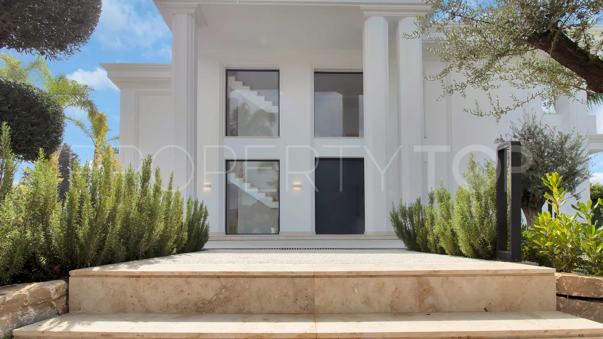 Se vende villa con 6 dormitorios en Las Lomas del Marbella Club