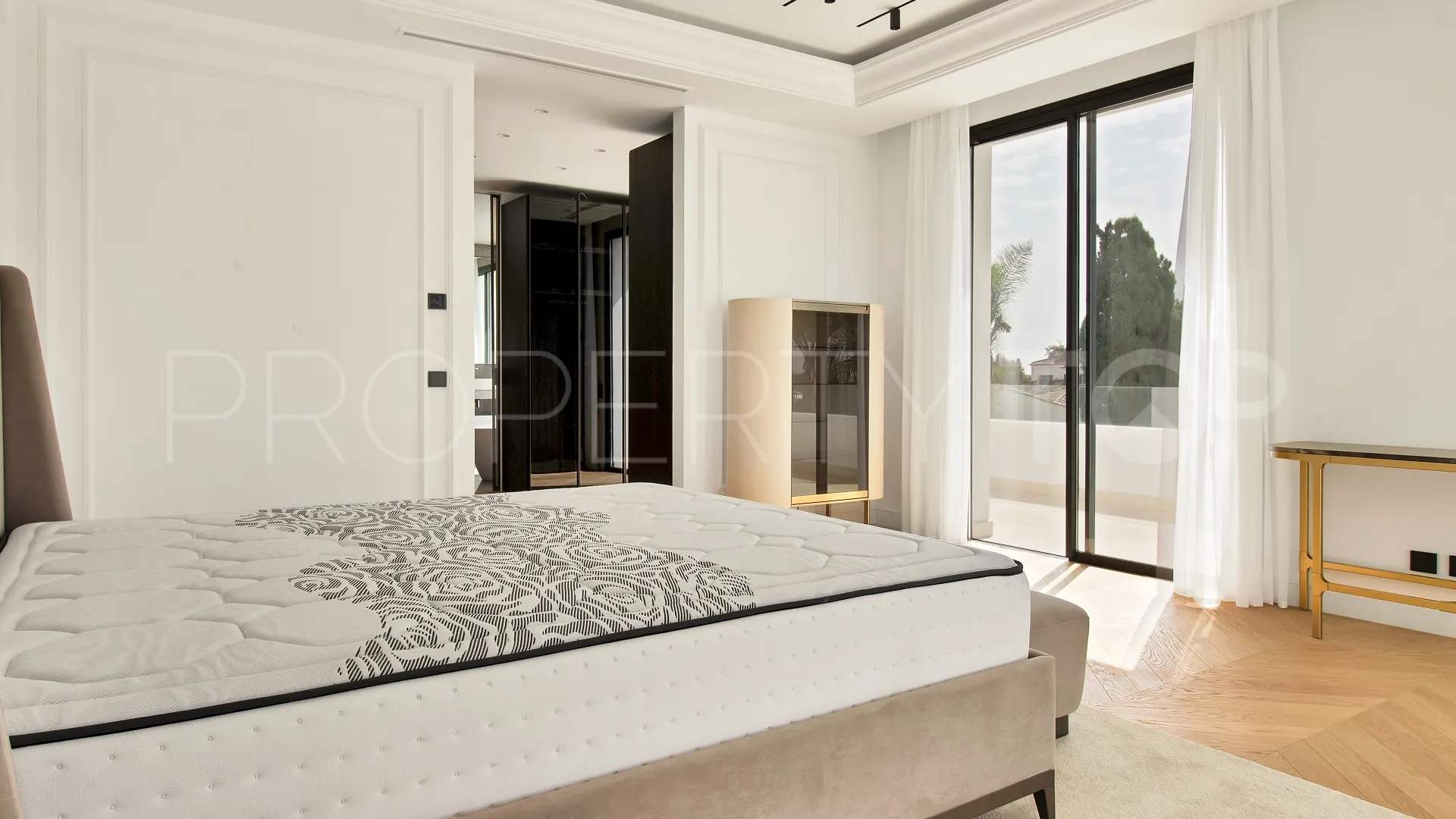 Se vende villa con 6 dormitorios en Las Lomas del Marbella Club