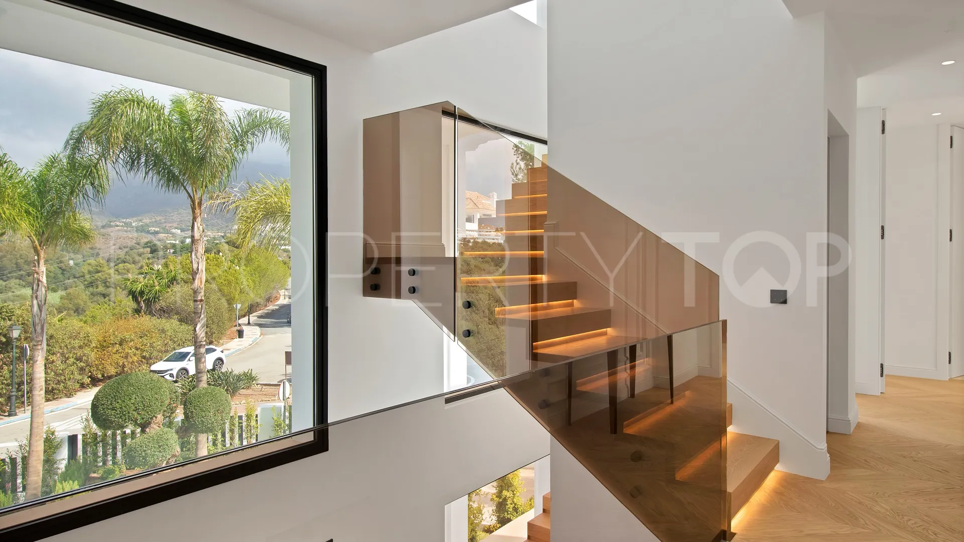 Se vende villa con 6 dormitorios en Las Lomas del Marbella Club
