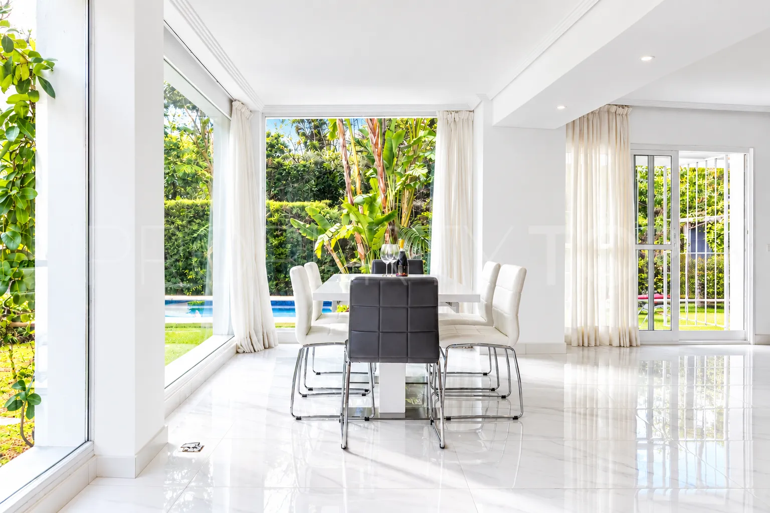 Villa for sale in Nagüeles with 4 bedrooms