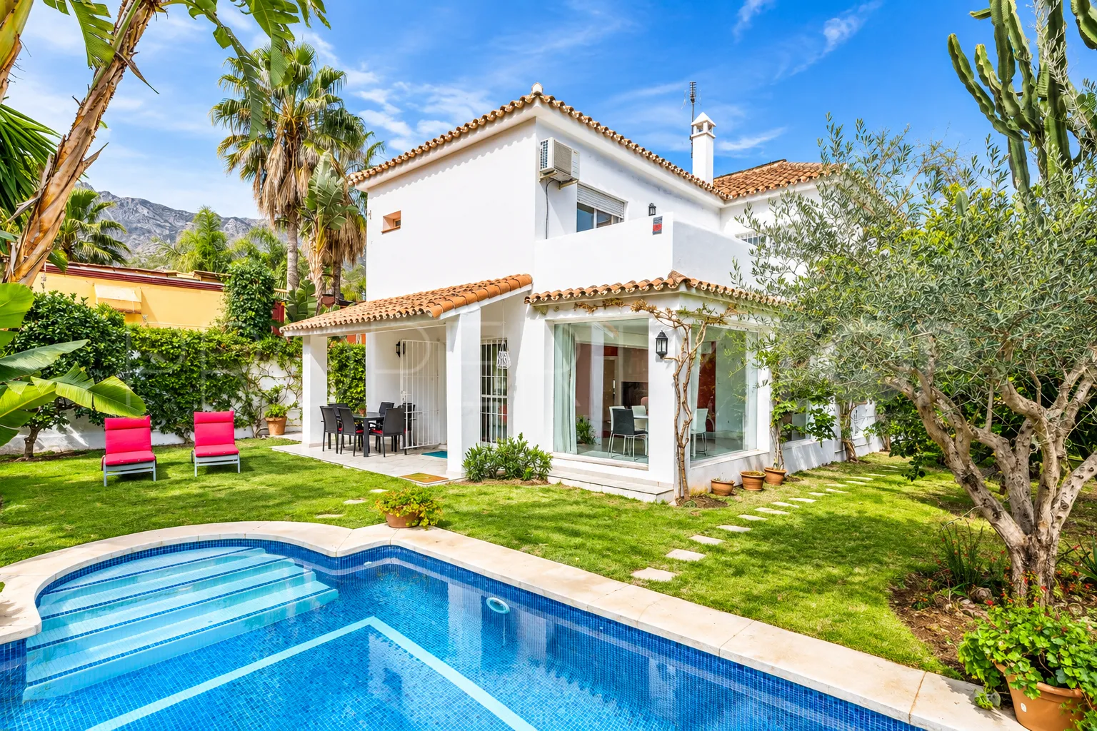 Villa for sale in Nagüeles with 4 bedrooms