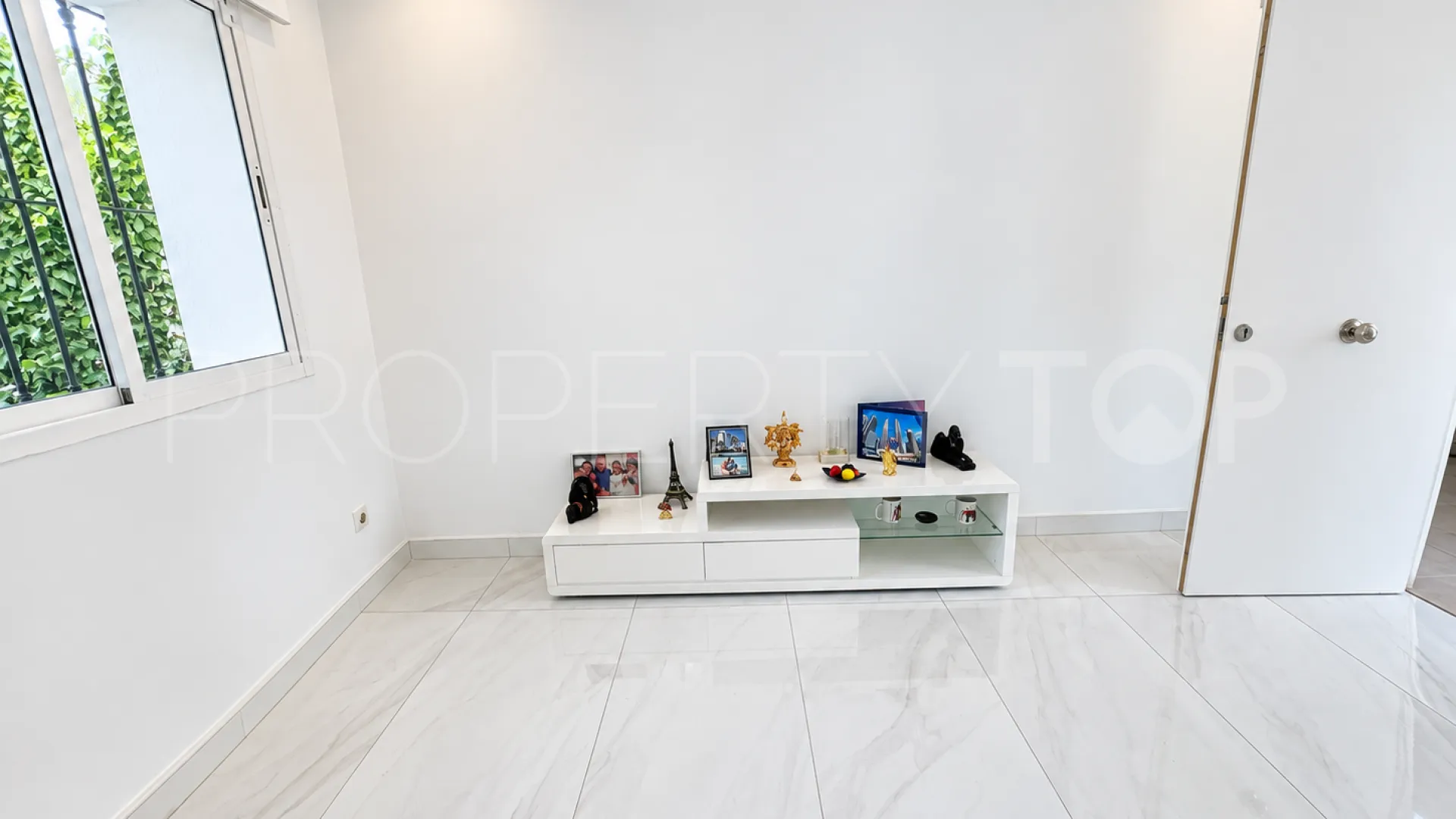 Villa for sale in Nagüeles with 4 bedrooms