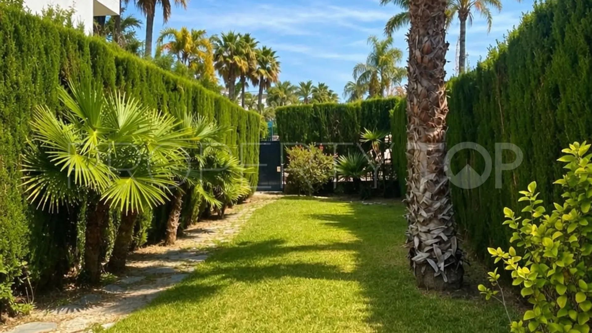 For sale 2 bedrooms ground floor apartment in Nueva Andalucia