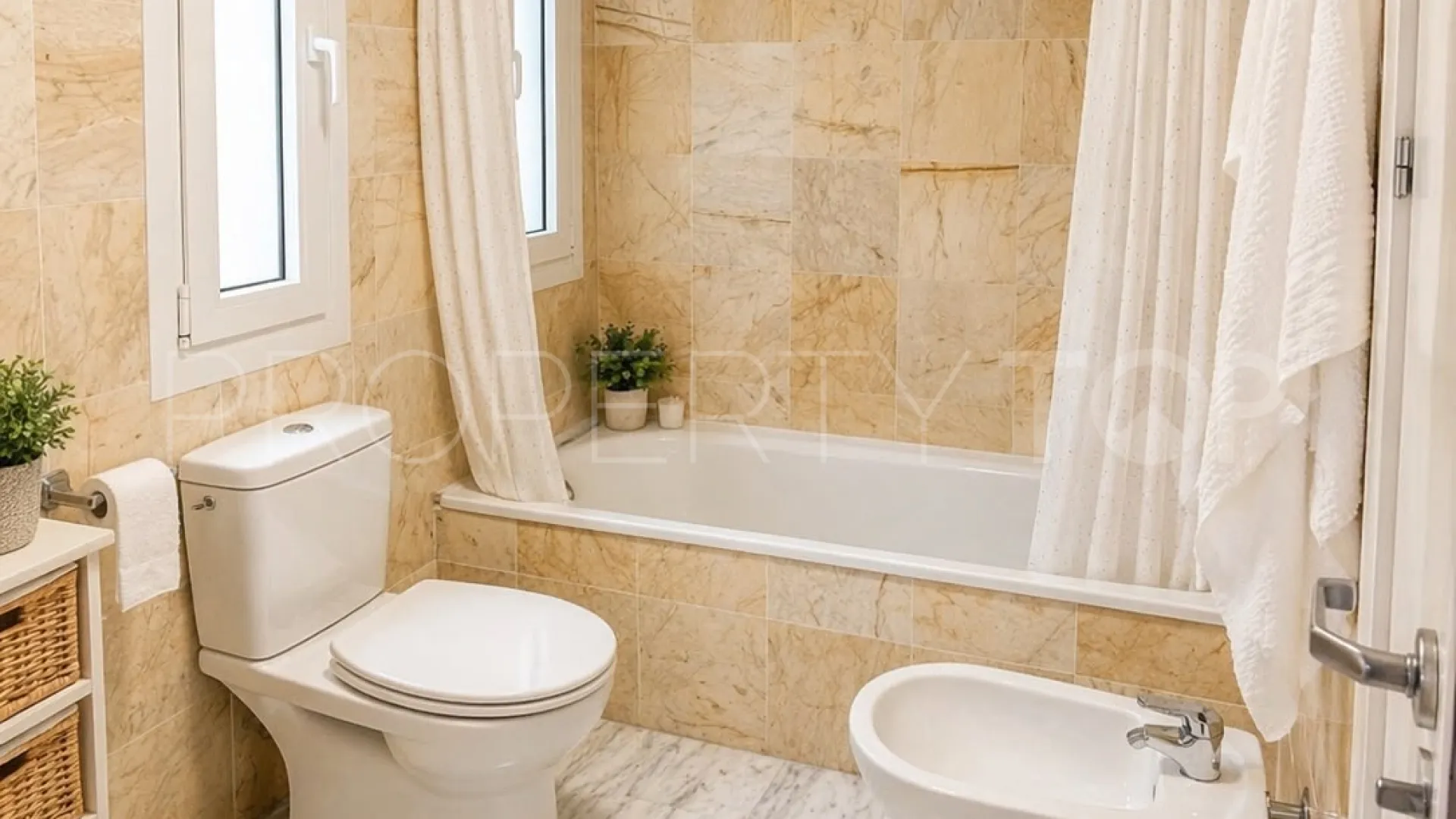 For sale 2 bedrooms ground floor apartment in Nueva Andalucia