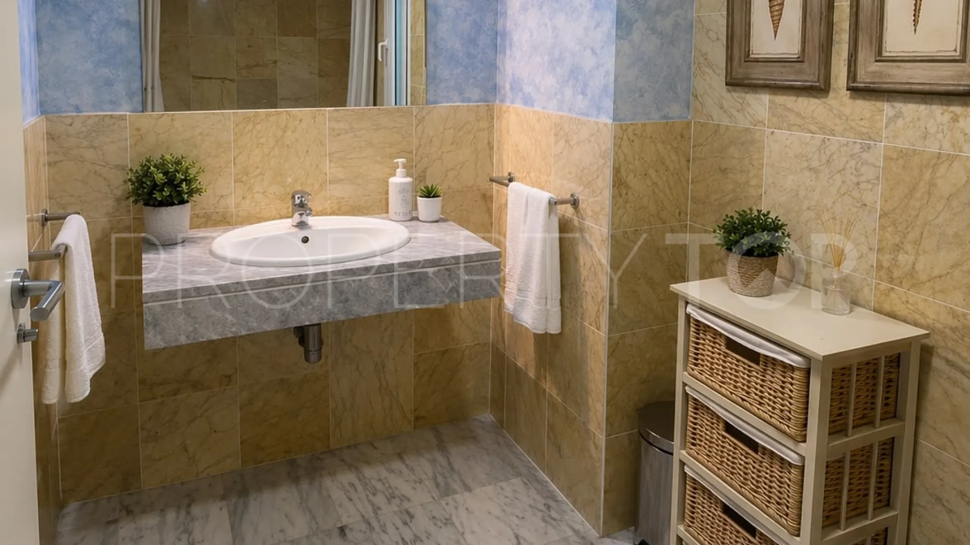 For sale 2 bedrooms ground floor apartment in Nueva Andalucia