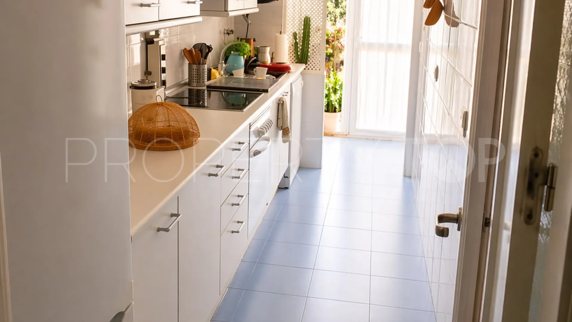 For sale 2 bedrooms ground floor apartment in Nueva Andalucia