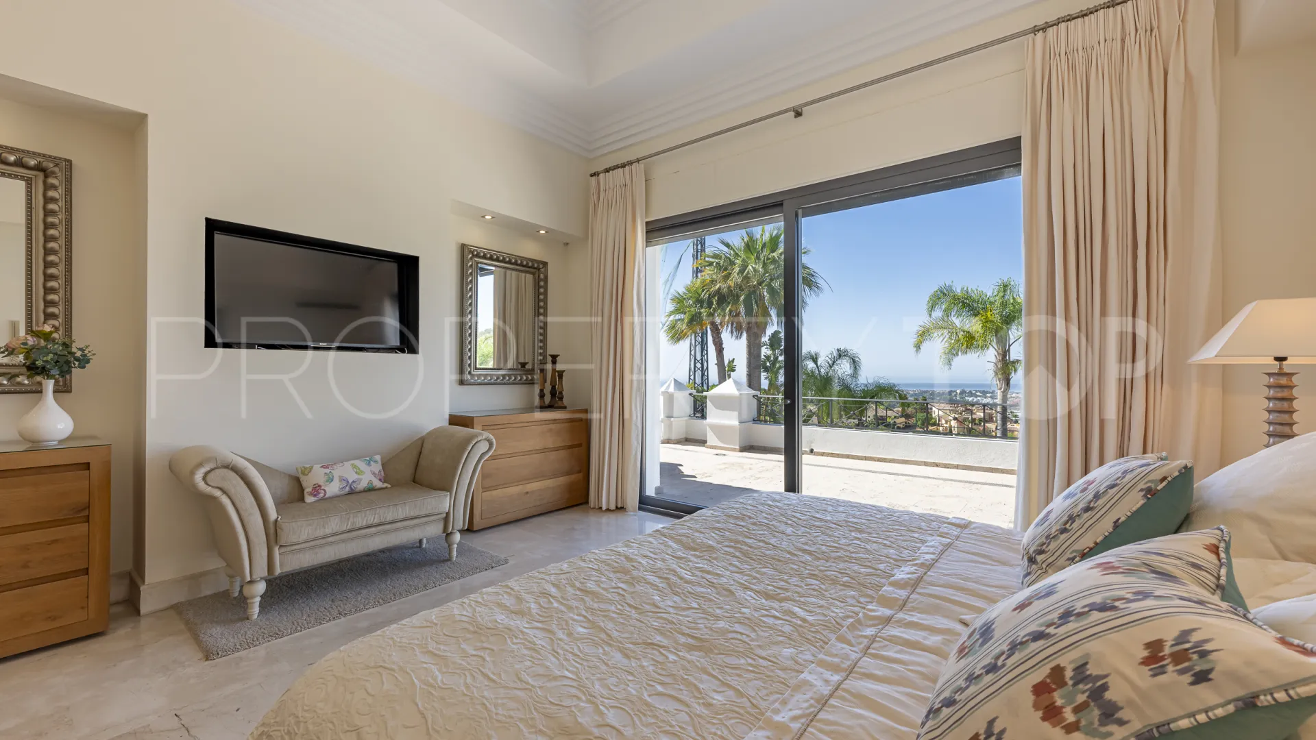 Los Arqueros villa for sale