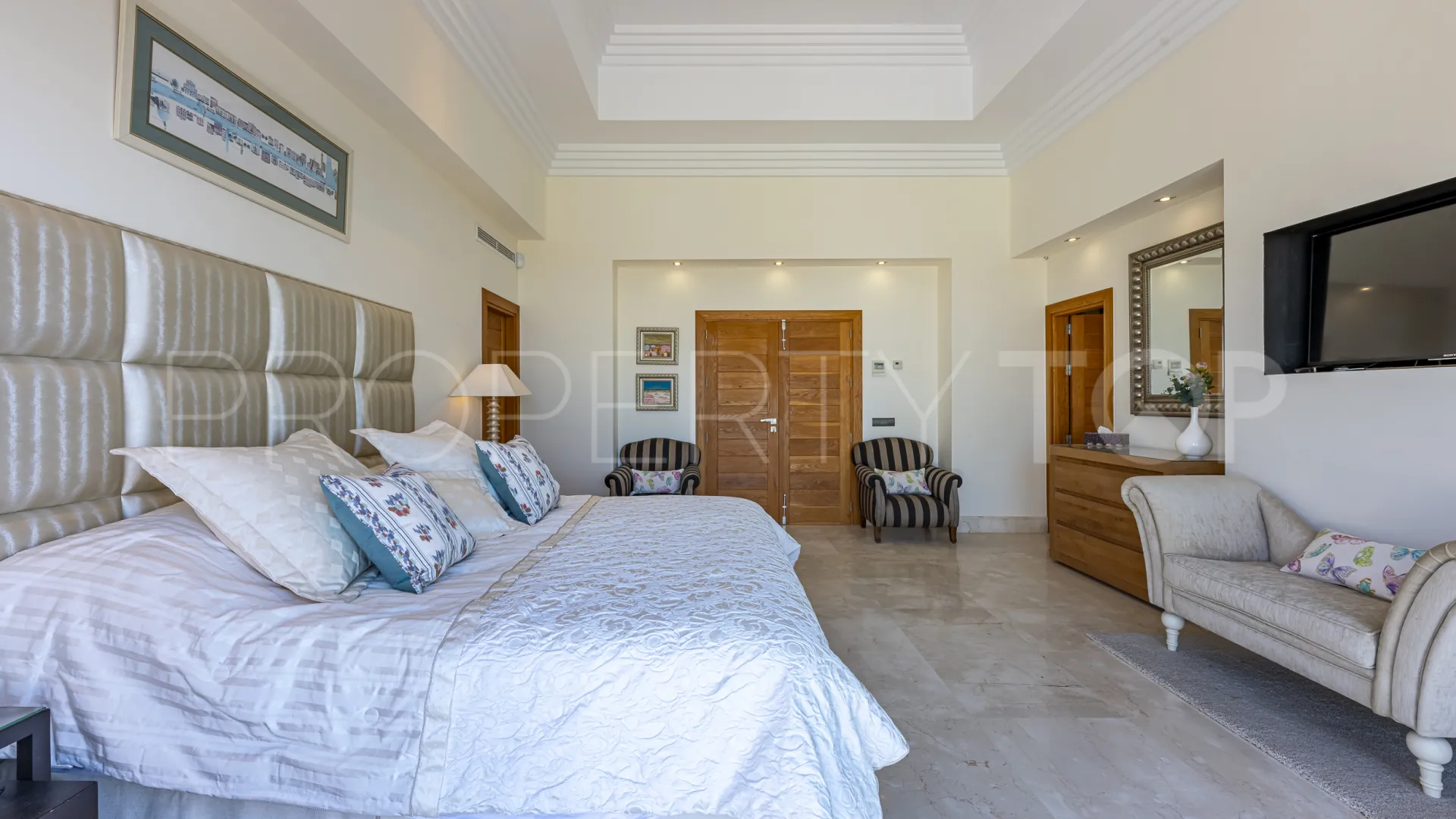 Los Arqueros villa for sale