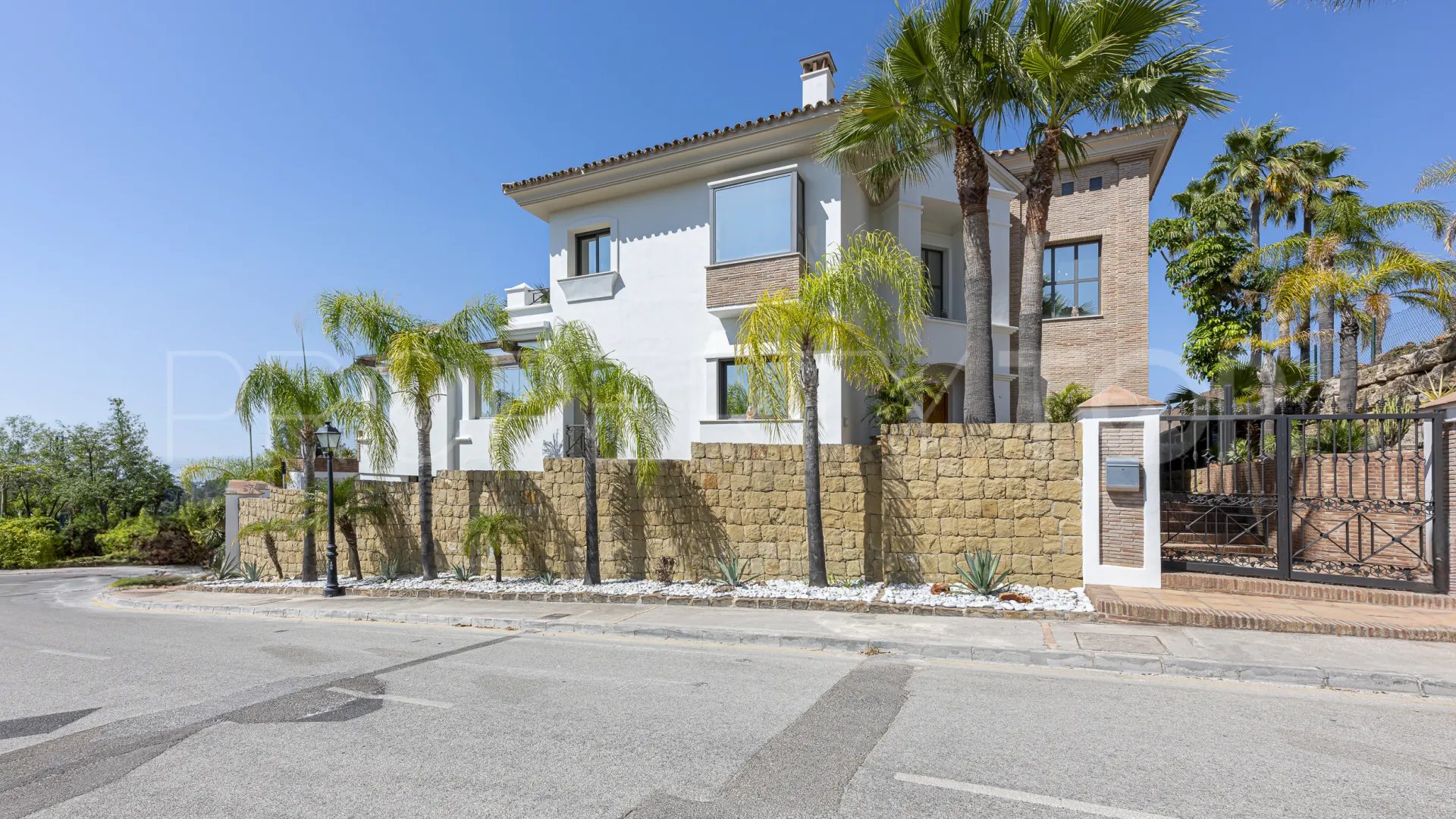 Los Arqueros villa for sale