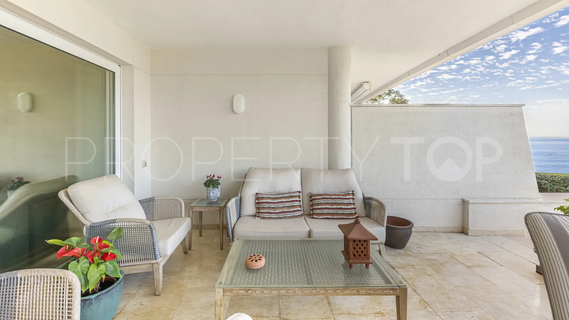 Se vende apartamento planta baja en Estepona de 3 dormitorios