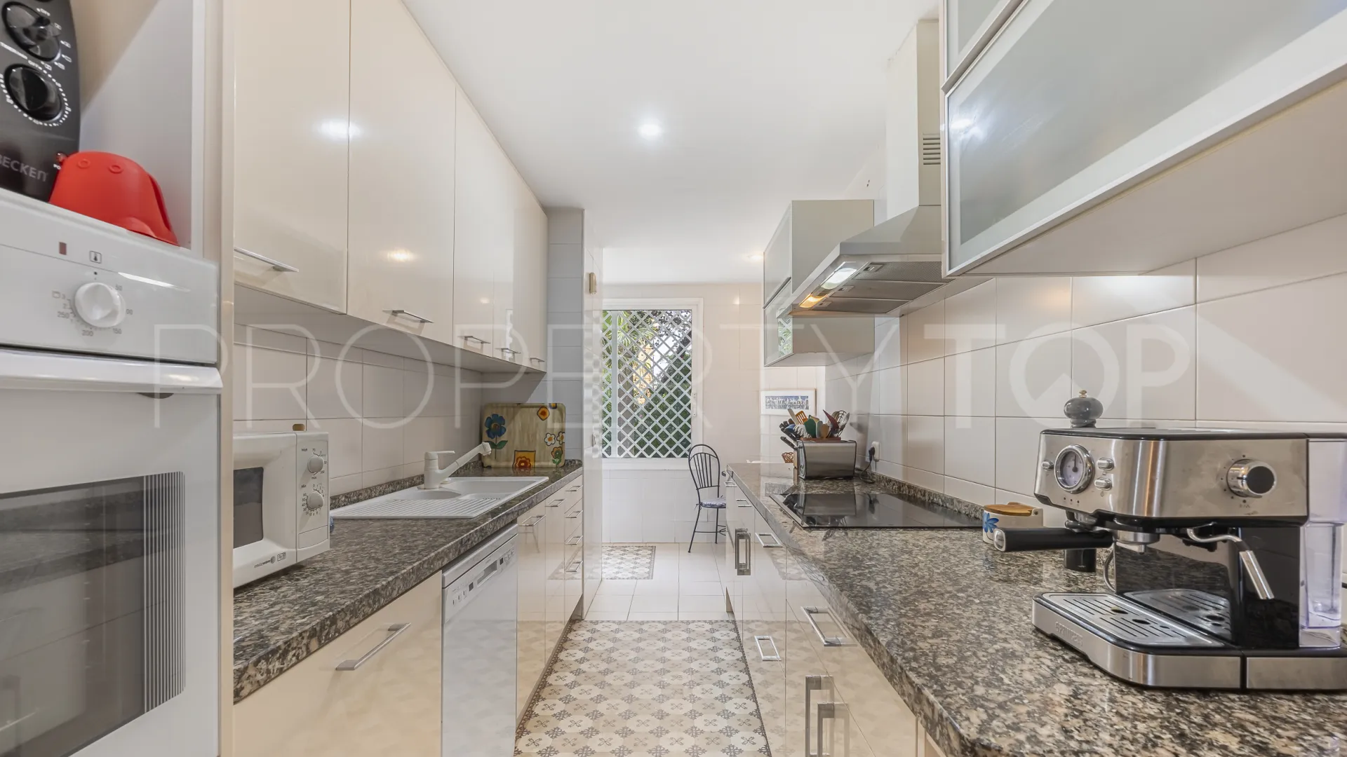 Se vende apartamento planta baja en Estepona de 3 dormitorios