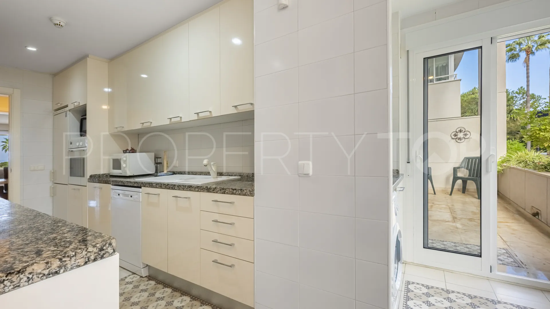 Se vende apartamento planta baja en Estepona de 3 dormitorios