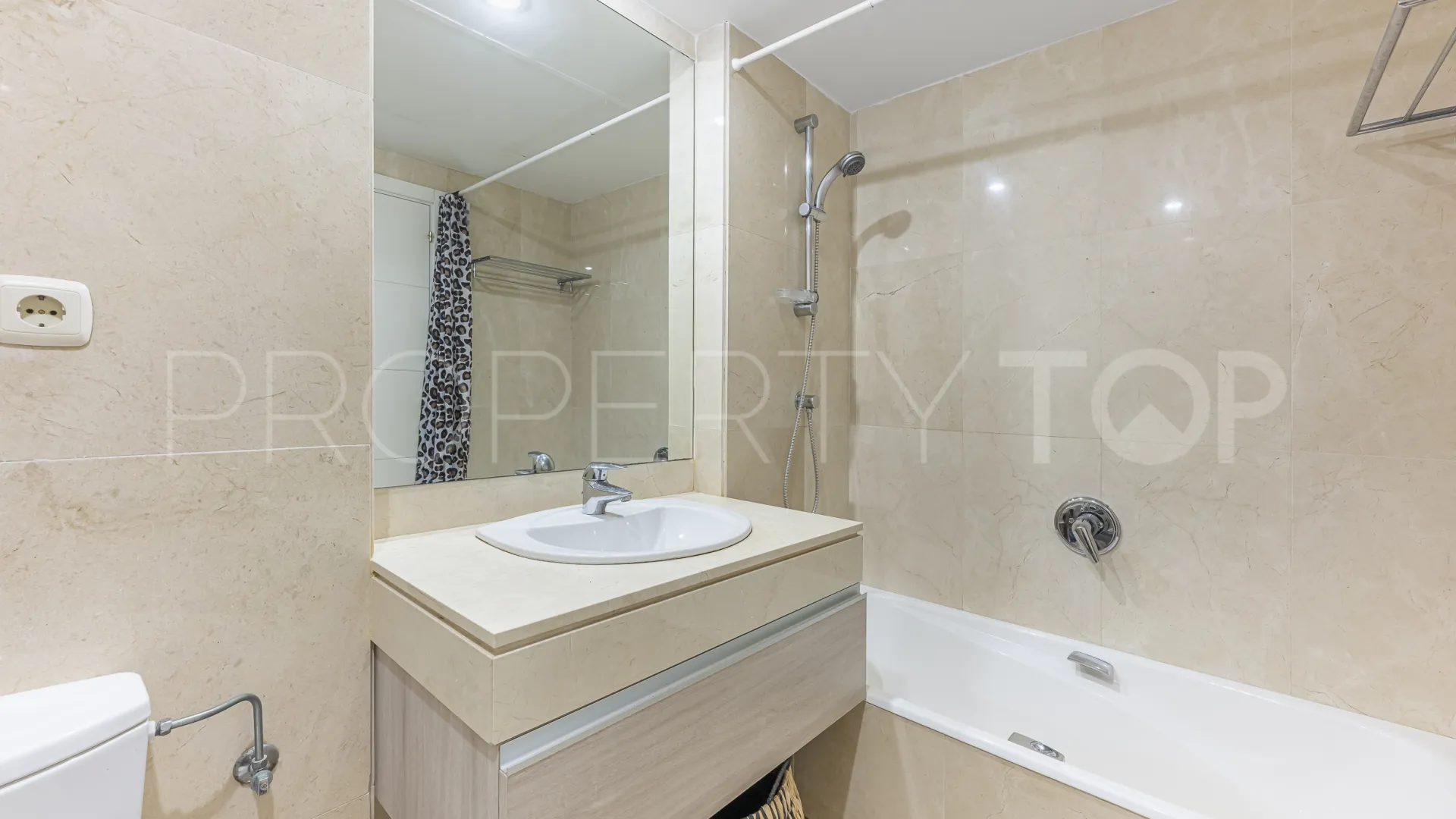 Se vende apartamento planta baja en Estepona de 3 dormitorios