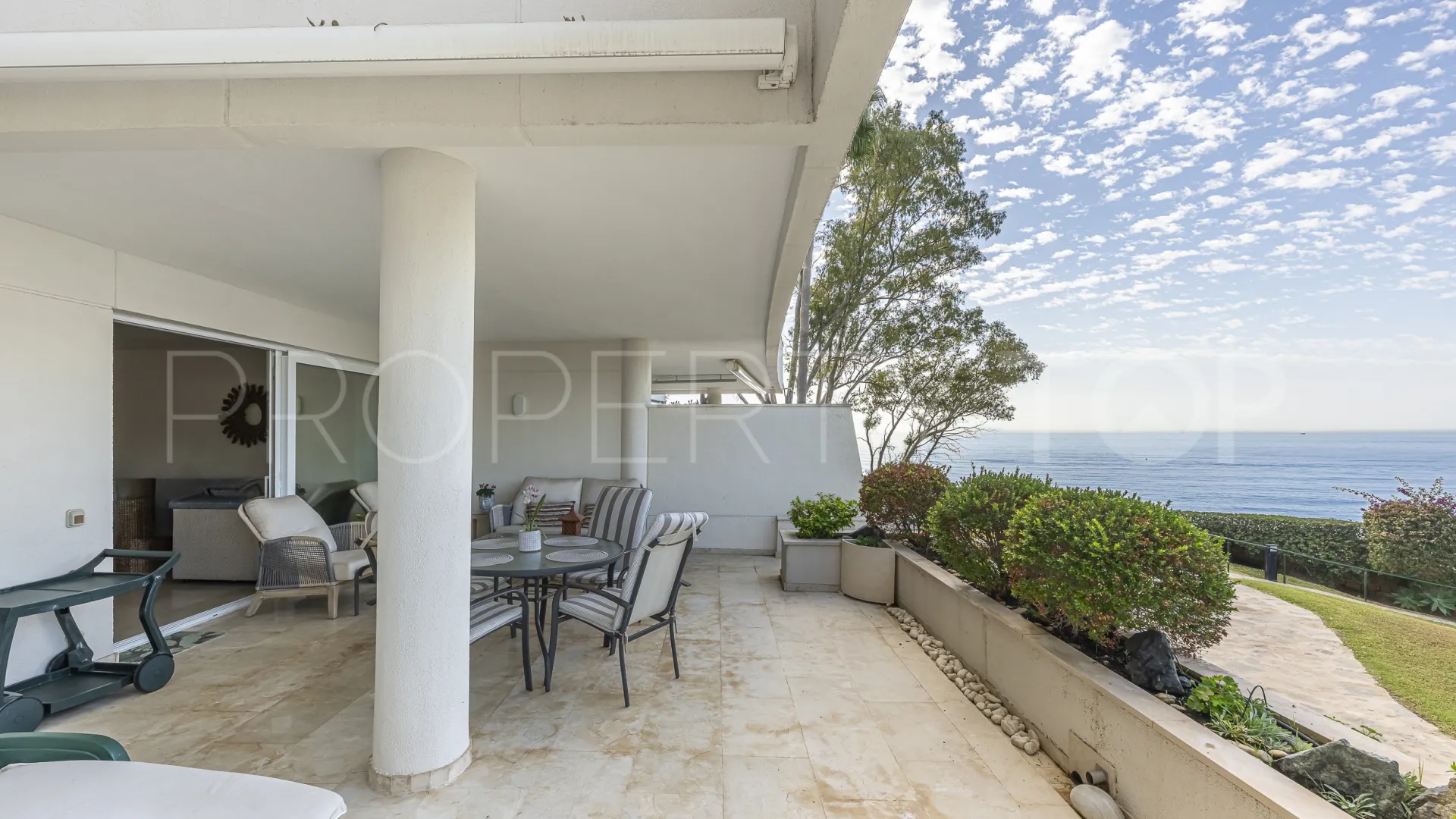 Se vende apartamento planta baja en Estepona de 3 dormitorios