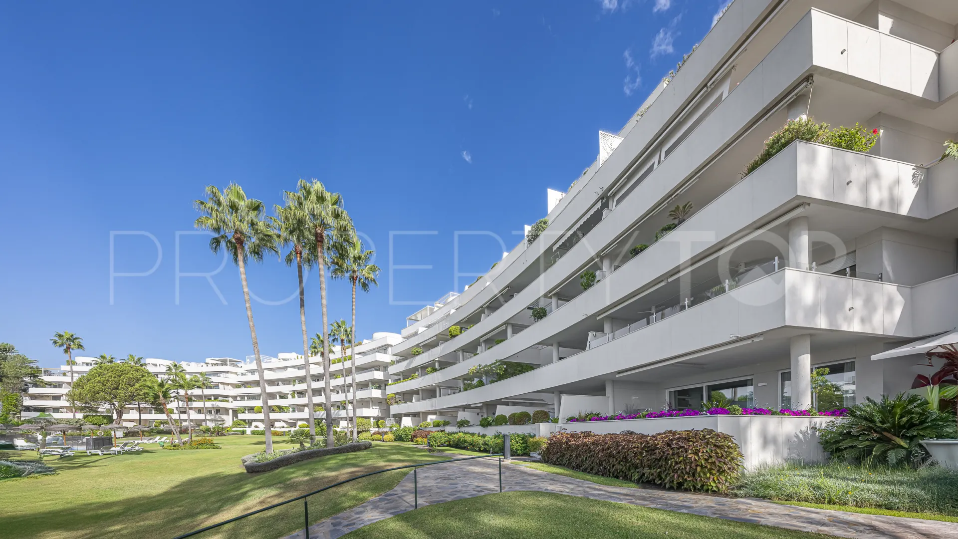 Se vende apartamento planta baja en Estepona de 3 dormitorios