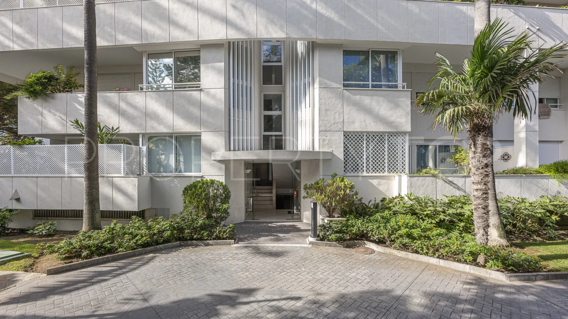 Se vende apartamento planta baja en Estepona de 3 dormitorios
