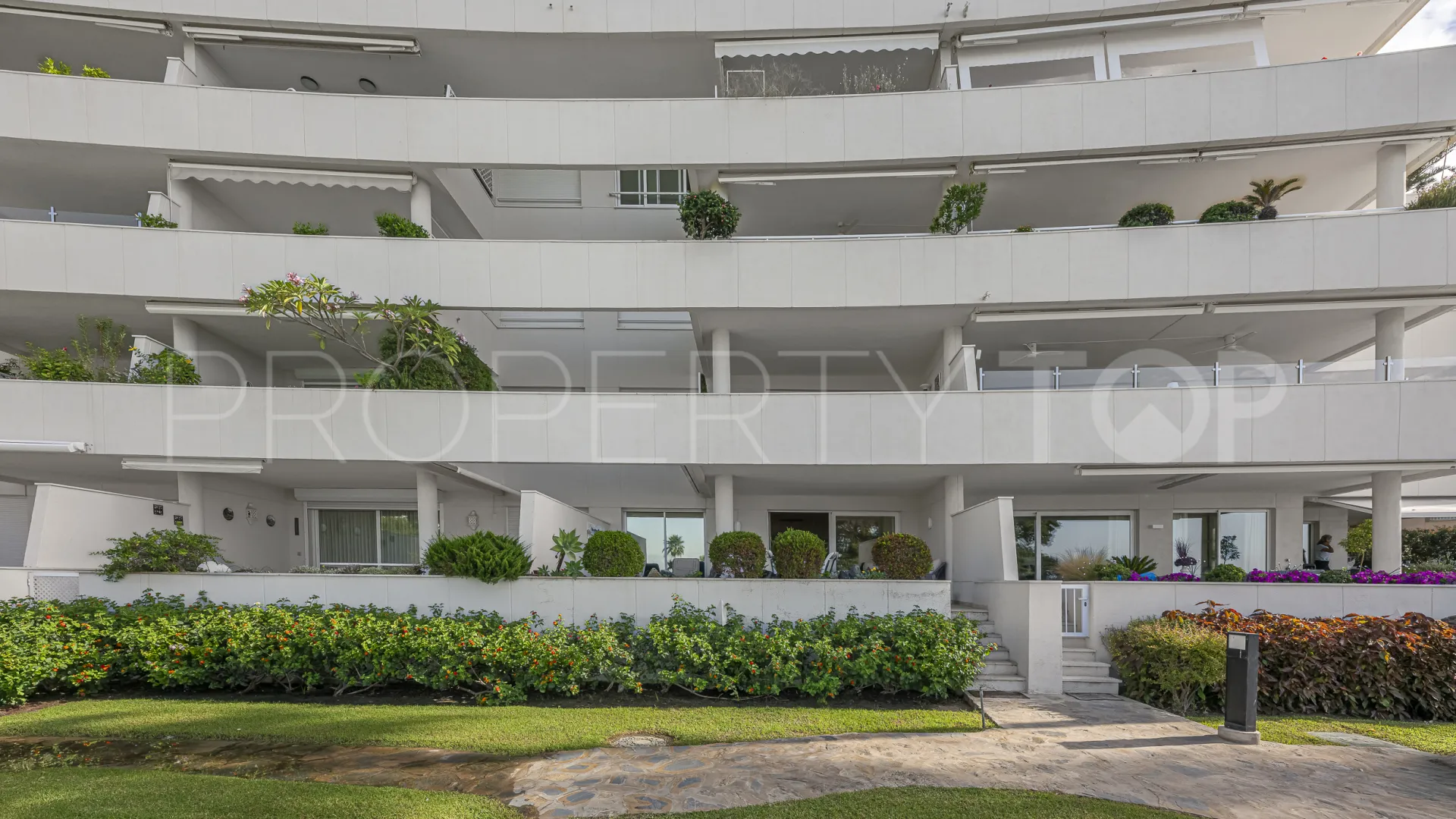 Se vende apartamento planta baja en Estepona de 3 dormitorios