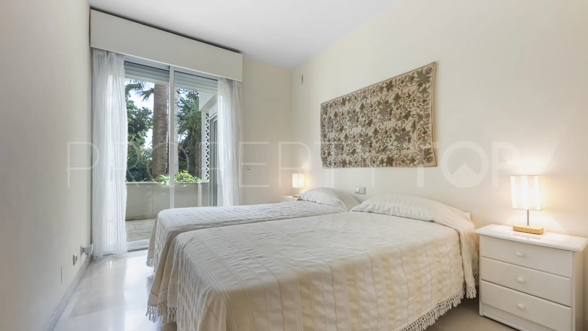 Se vende apartamento planta baja en Estepona de 3 dormitorios