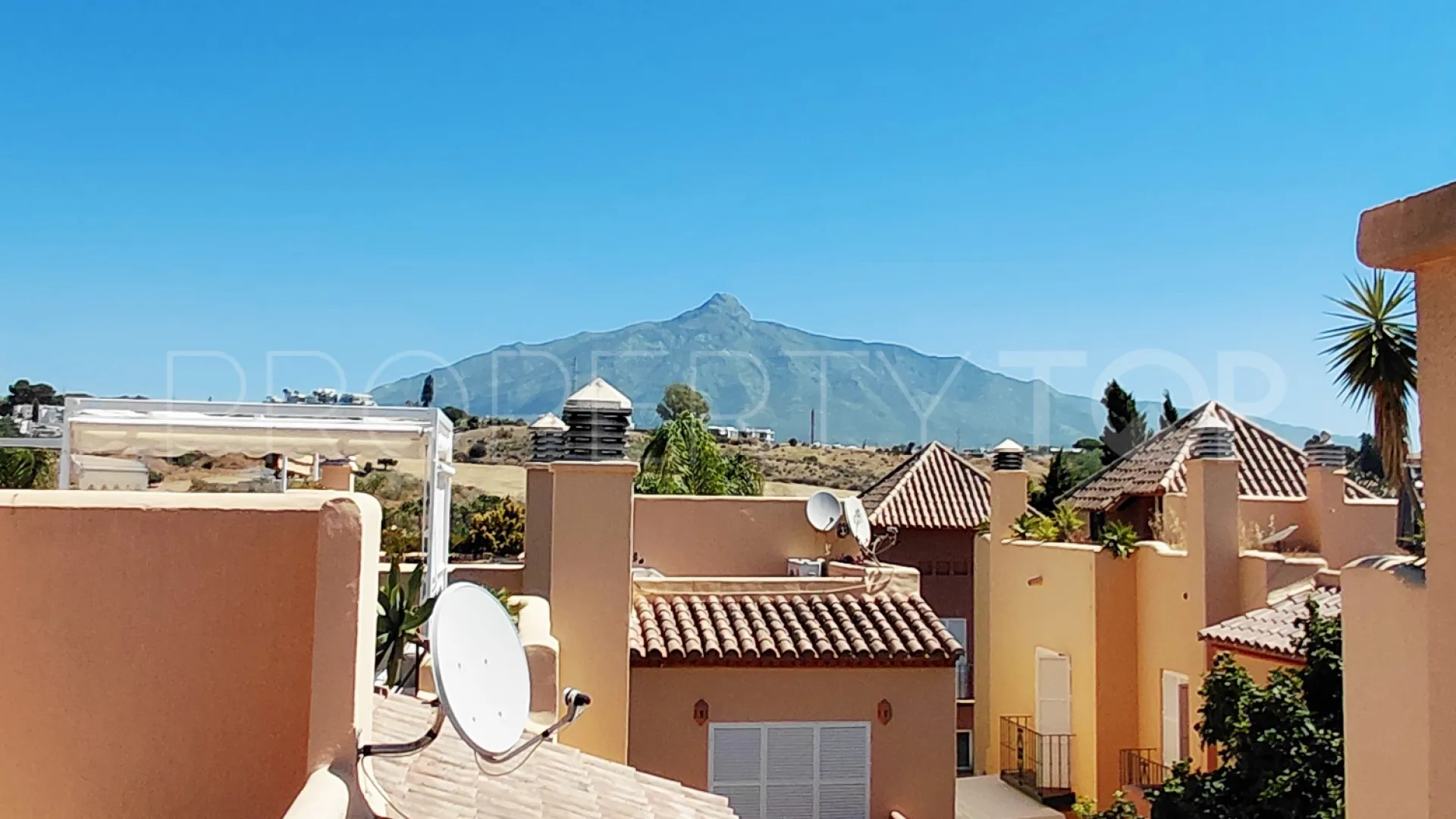 Town house for sale in Condes de Iza with 4 bedrooms