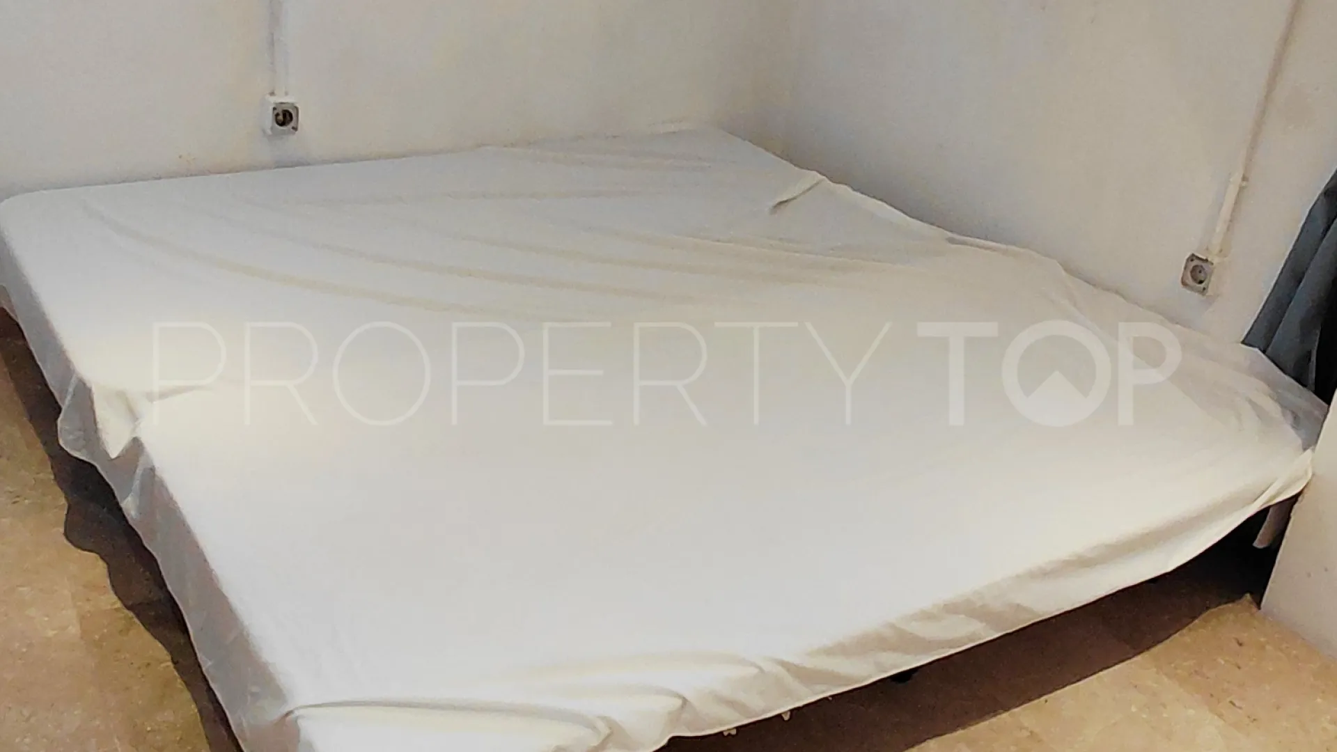 Town house for sale in Condes de Iza with 4 bedrooms