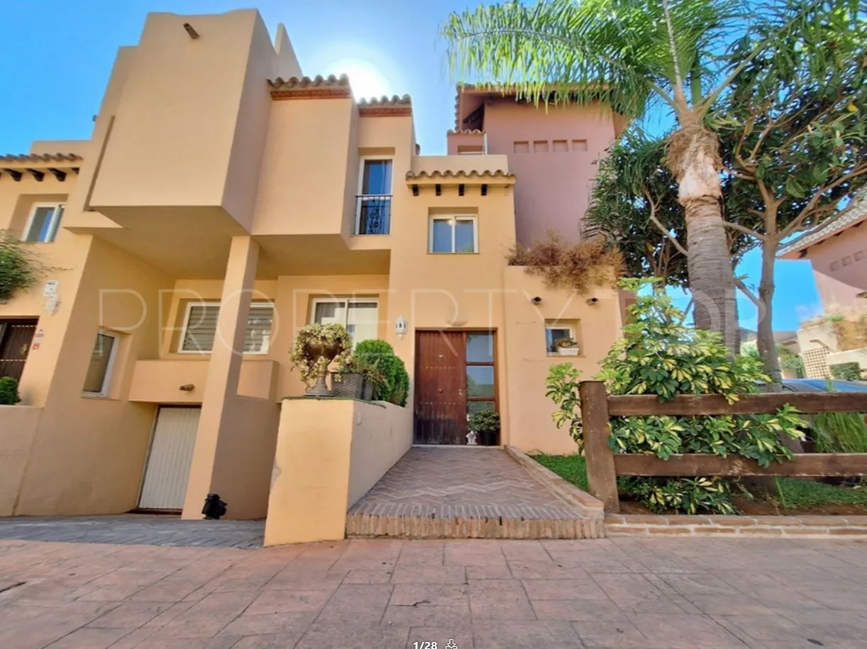 Town house for sale in Condes de Iza with 4 bedrooms