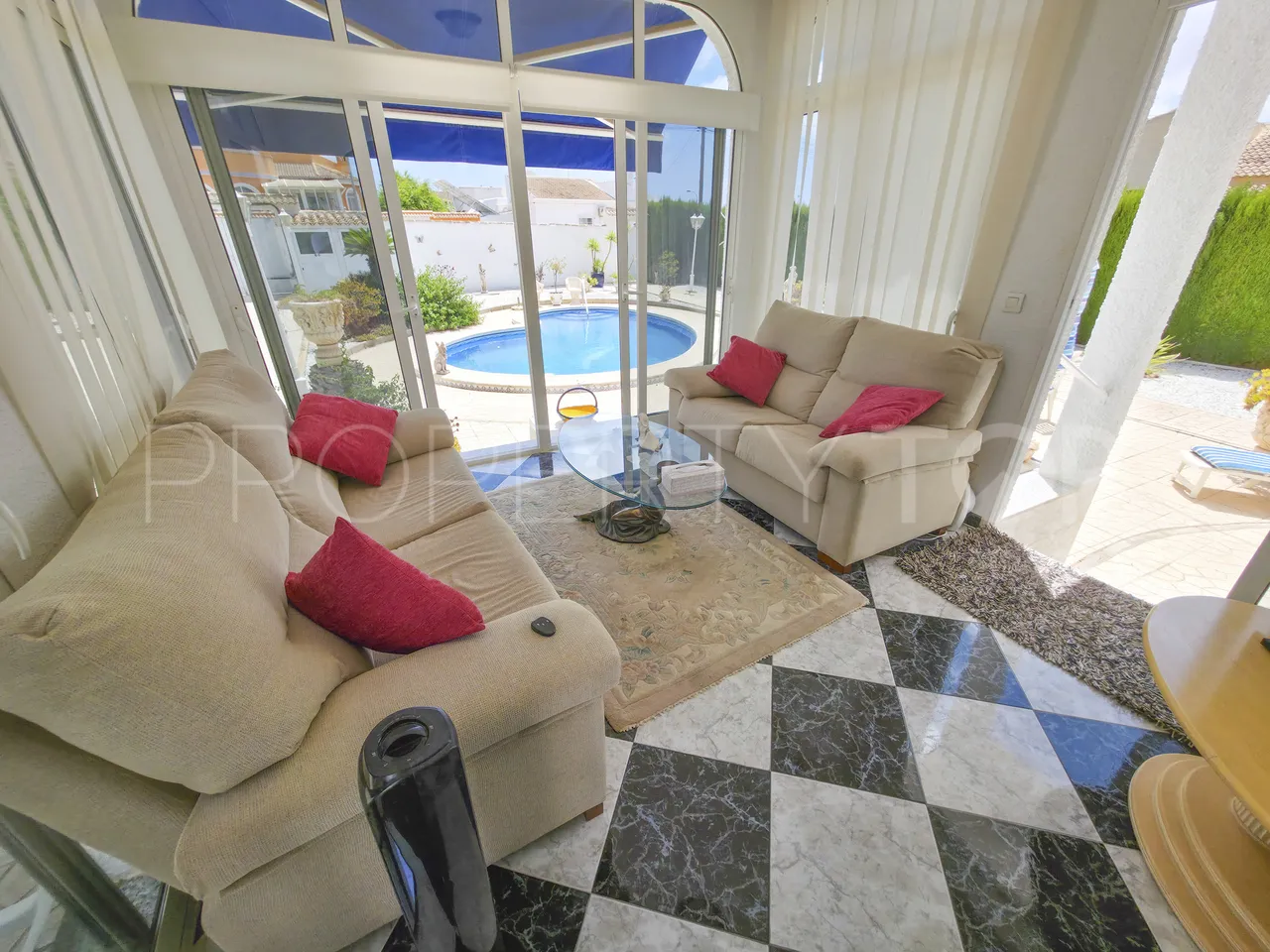 Comprar villa de 3 dormitorios en Torrevieja