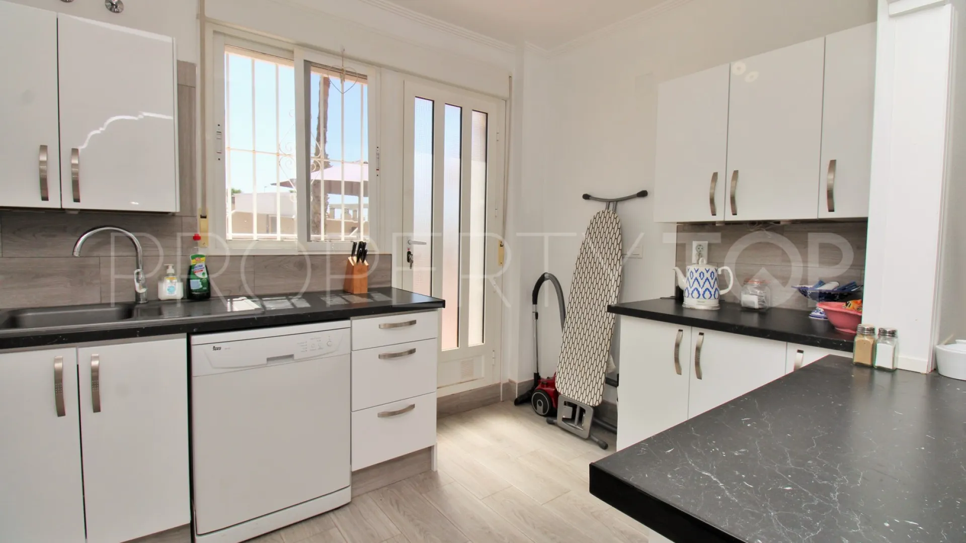 Buy 2 bedrooms apartment in Villamartin