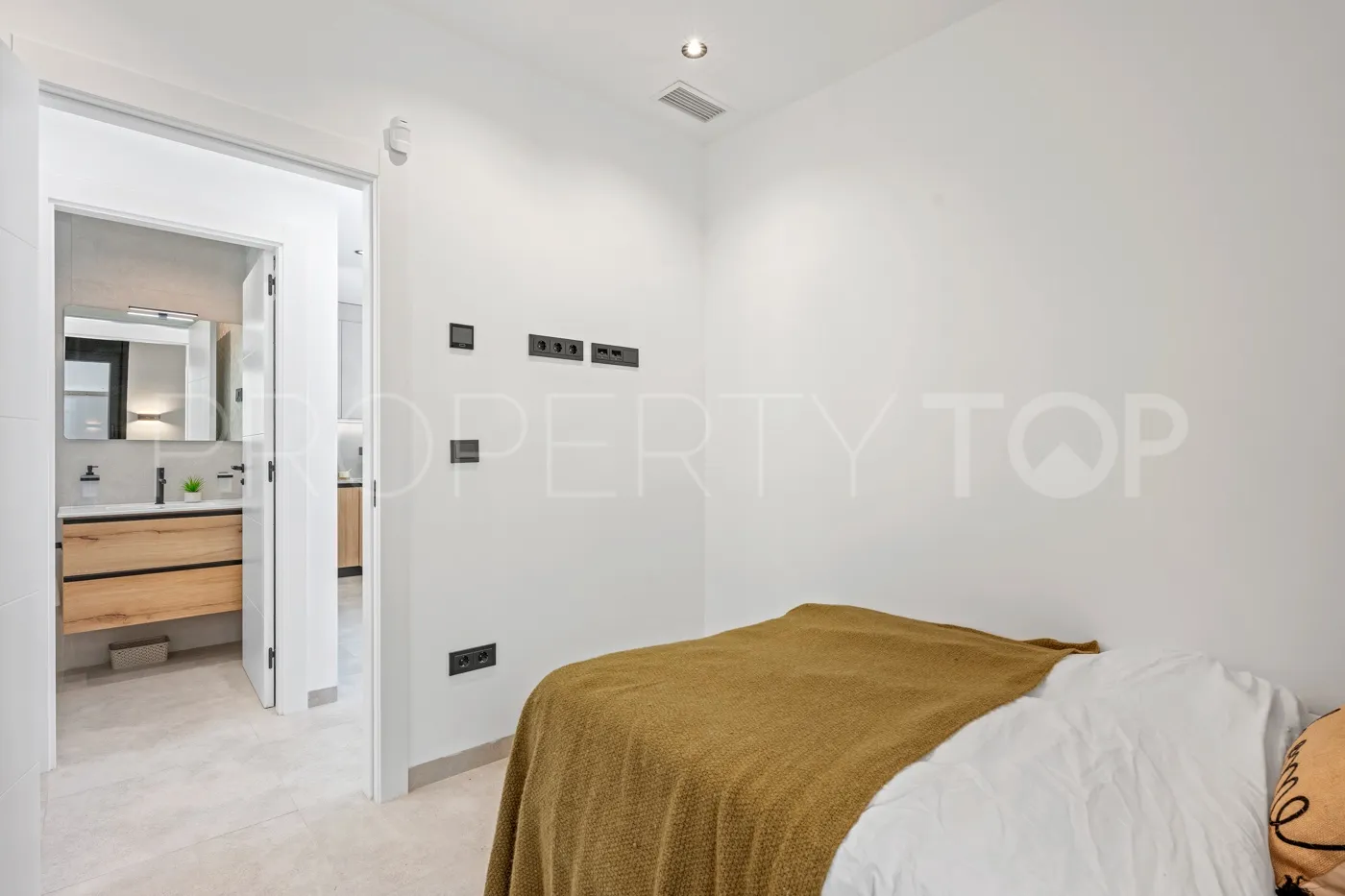 Buy villa in Rioja with 3 bedrooms