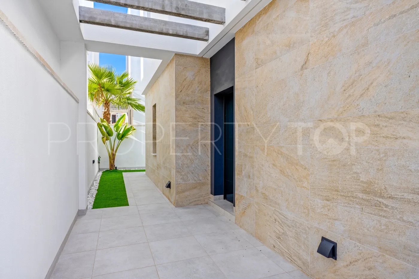 Buy villa in Rioja with 3 bedrooms