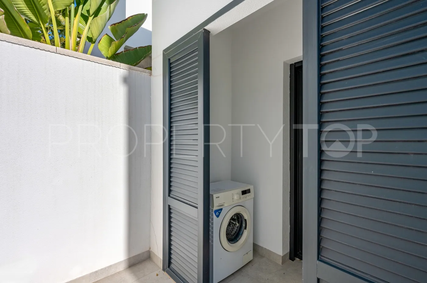 Buy villa in Rioja with 3 bedrooms