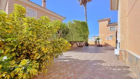 Comprar villa en Punta Prima de 4 dormitorios