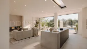 Buy villa with 4 bedrooms in Guadalmina Alta